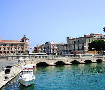 Siracusa, eliminati i posti riservati per gli alberghi in Ortigia