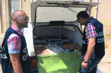Siracusa, vendeva pesce privo di tracciabilità sulla propria auto