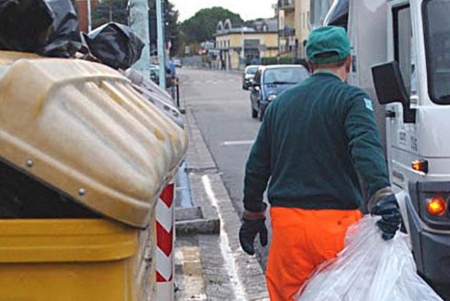 Carlentini, lavoratori non pagati: netturbini in sciopero