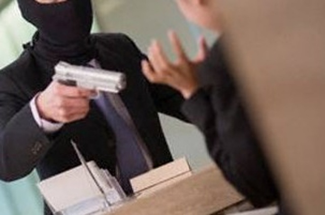 Siracusa, entrano in panificio armati e sottraggono denaro