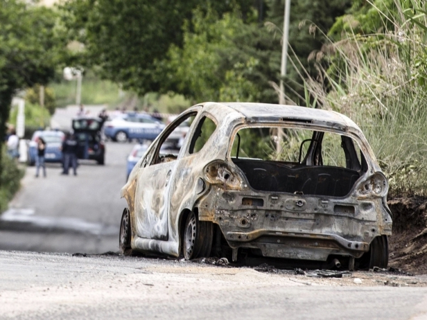 Rosolini, incendiata la macchina di un vigile urbano: solidarietà dall'Amministrazione