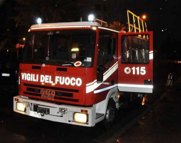 Siracusa, incendio d'auto in via Riposto: indaga la Polizia