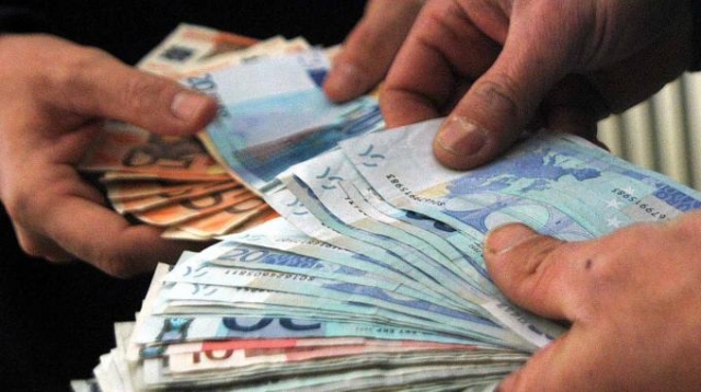 Siracusa, paga con una banconota falsa: denunciato