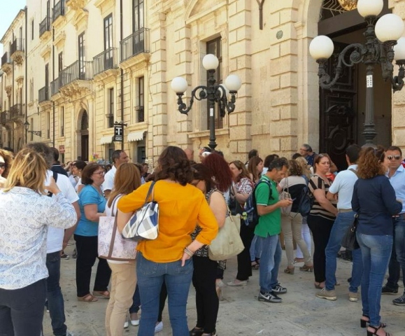 Siracusa, dipendenti comunali in protesta davanti Palazzo Vermexio