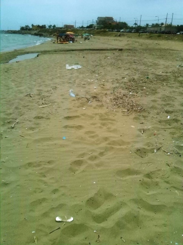 Avola, sporcizia in spiaggia: i bagnanti bocciano il litorale