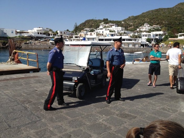 Lipari, Auto parte da sola a Panarea: una contusa