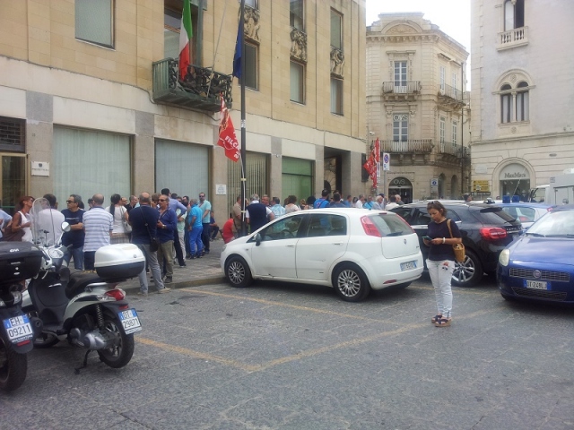 Ex Provincia, sale il termometro della disperazione: lavoratori di nuovo in piazza