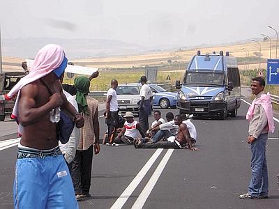 Cara di Mineo, i migranti occupano la strada statale