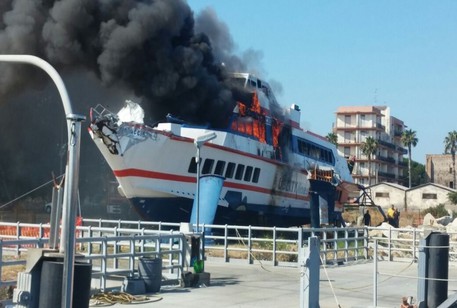 Milazzo, aliscafo in fiamme al Porto: era in demolizione