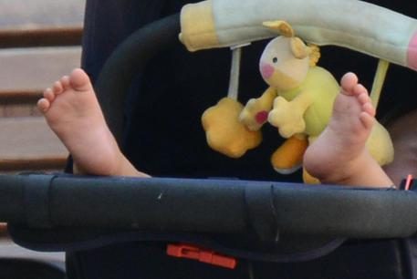 Siracusa, donna tedesca lascia figlia nel passeggino: denunciata