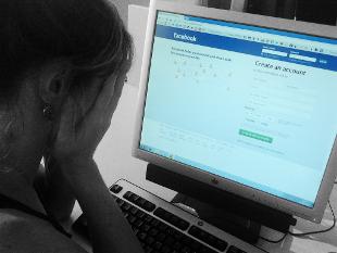 Ferla, annuncia suicidio su Facebook: i Carabinieri la salvano