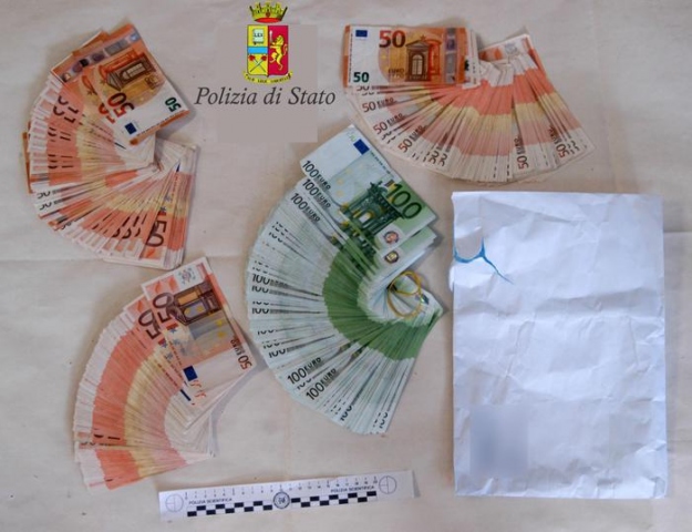 Enna, finta amica boss chiede pizzo: arrestata