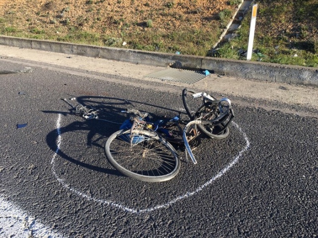 Vittoria, due auto lo investono: muore ciclista