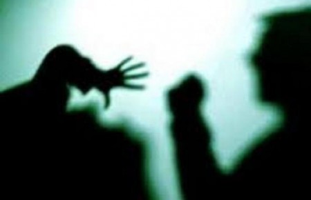 Siracusa: lei segue la religione, lui si oppone e la picchia