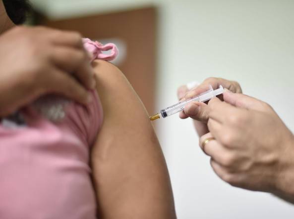 Vaccini, Mattarella firma decreto che reintroduce obbligo per la scuola