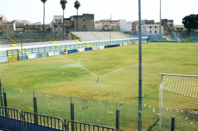 Calcio Siracusa-Casertana, ingressi illeciti e lancio petardi: 5 denunce