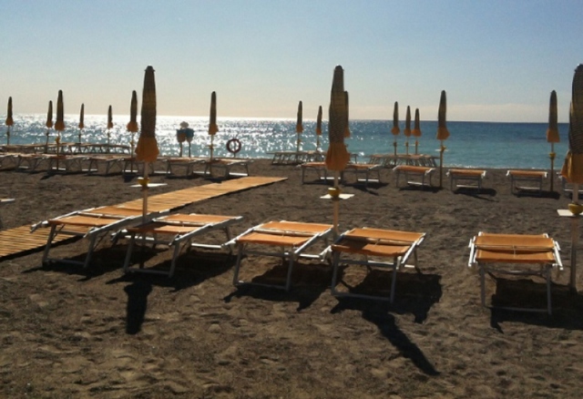 Avola, incontra l'ex fidanzata in spiaggia e la aggredisce