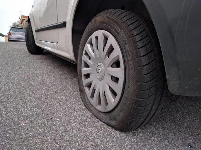 Siracusa, litiga con il compagno e gli distrugge l'auto