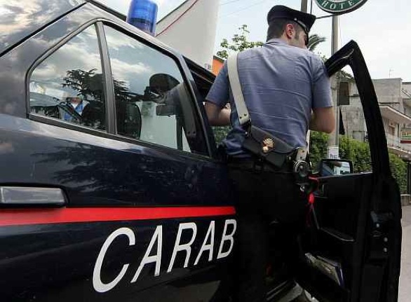 Palermo, 91enne minaccia moglie e figli con la pistola: arrestato