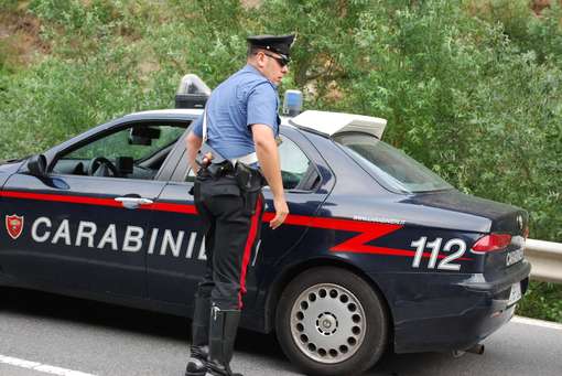 Siracusa, suggeriva di nascondere droga in bocca dopo la vendita: ai domiciliari