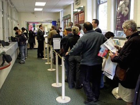 Siracusa, l'Ufficio Tributi come un garage: caos, sporcizia e inefficienza