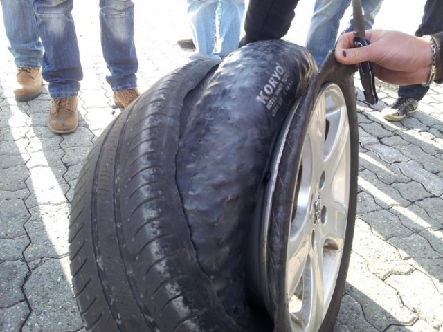 Pozzallo, 15 kg erba e hashish in gomme auto