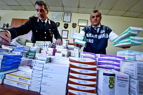Napoli, mercato nero di farmaci salvavita: 5 arresti
