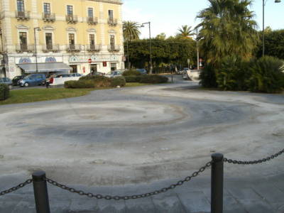 Siracusa, lancia bottiglie a passanti: fermata