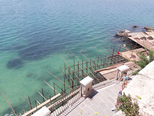 Siracusa, il solarium alla Fonte Aretusa fa discutere