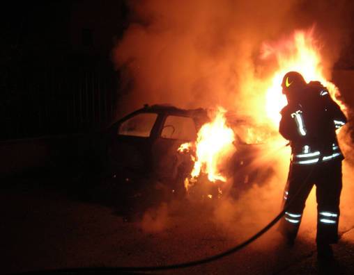 Siracusa, incendio d'auto in via Pietro Novelli
