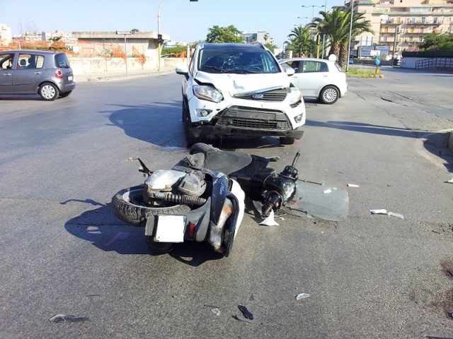 Siracusa, scontro auto-moto: due ragazzi in ospedale