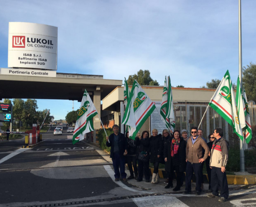 Priolo, sit in dei chimici alla portineria Lukoil sud