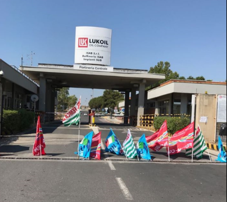 Priolo, sit in dei chimici alla portineria Lukoil sud