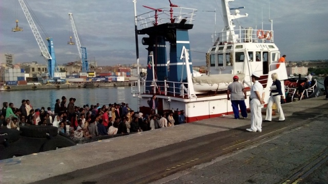 Catania, nave svedese con a bordo 356 migranti: anche 8 cadaveri