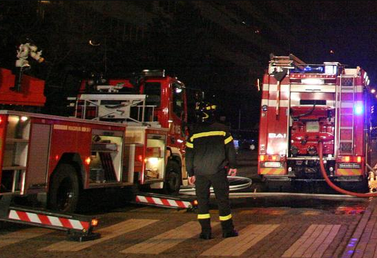 Siracusa, notte di fuoco a Siracusa: rogo di auto in via Barresi