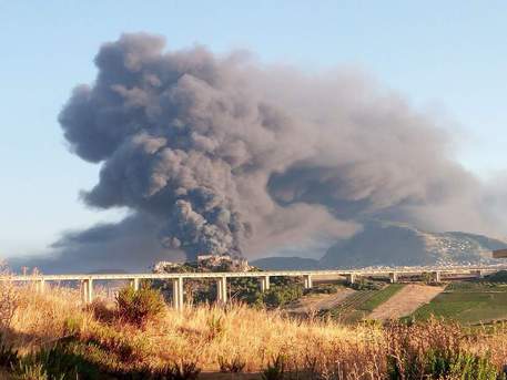 Alcamo, fiamme ad un deposito di rifiuti