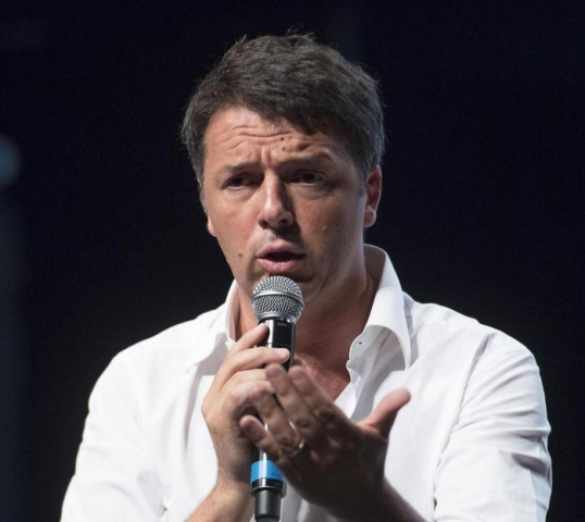 Scontro Renzi-Ue su deficit e migranti. L'ex premier: film visto, vinceremo la partita