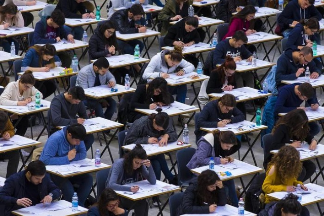 Istat, all'inizio della carriera: lavoro precario interessa più i laureati