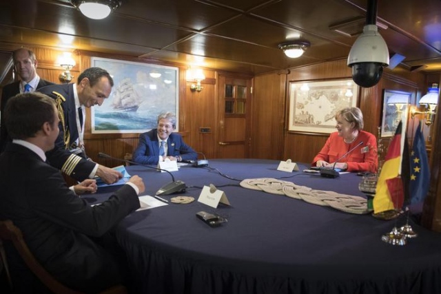 Francia, Macron: "Non cedo su migranti economici. Non possiamo accoglierli"