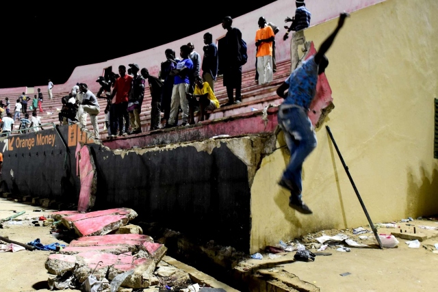Crolla un muro allo stadio di Dakar, 8 morti e decine di feriti