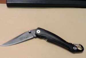 Avola, custodiva in auto un coltello vietato: denunciato