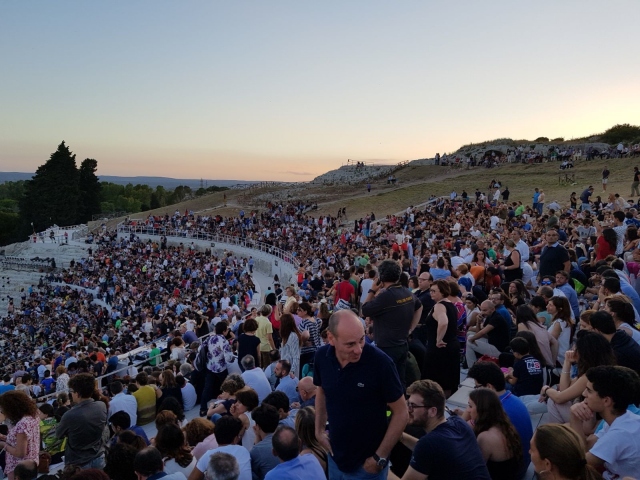 Siracusa, sovraffollamento alla giornate popolare Rane: pubblico inveisce contro Ficarra e Picone