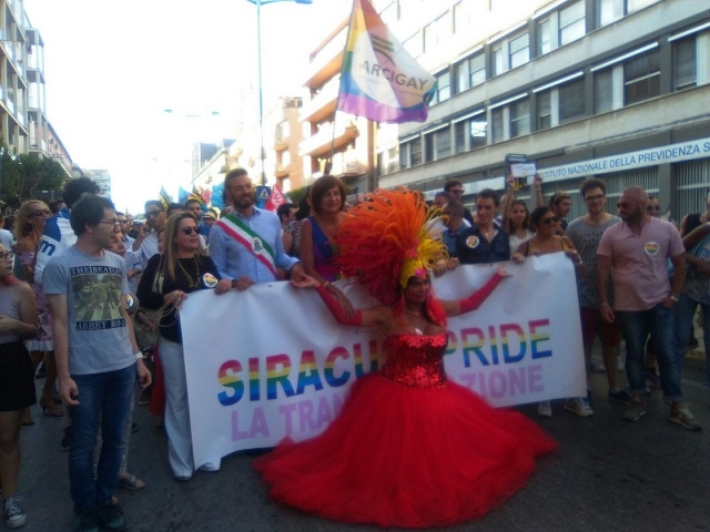 L'Onda Arcobaleno travolge Siracusa, bellissima madrina Vladimir Luxuria.