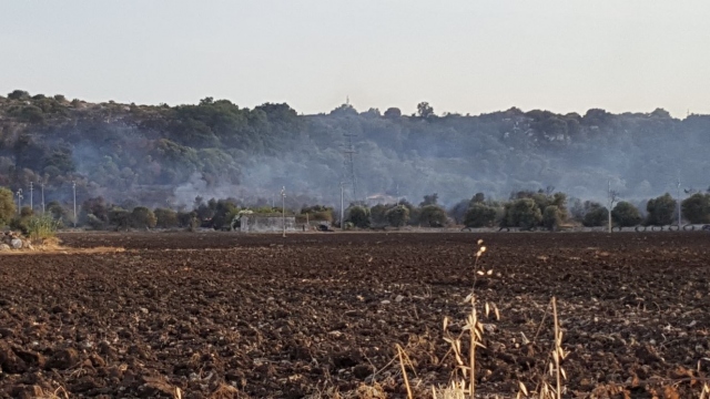 Siracusa, un canadair sopra la Targia per spegnere incendio