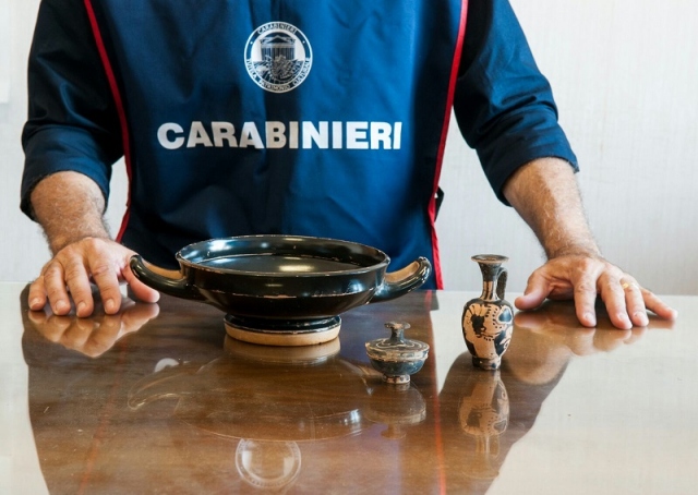 Siracusa, aveva in casa reperti archeologici: denunciata professionista