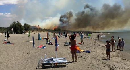 Ancora fuoco in Italia, incendi in Toscana e all'Elba