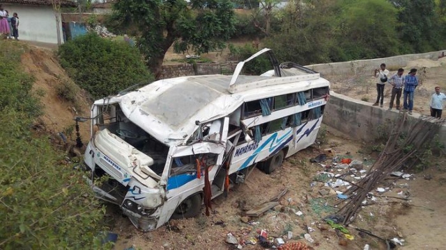 Incidente in India: autobus in scarpata, 30 morti