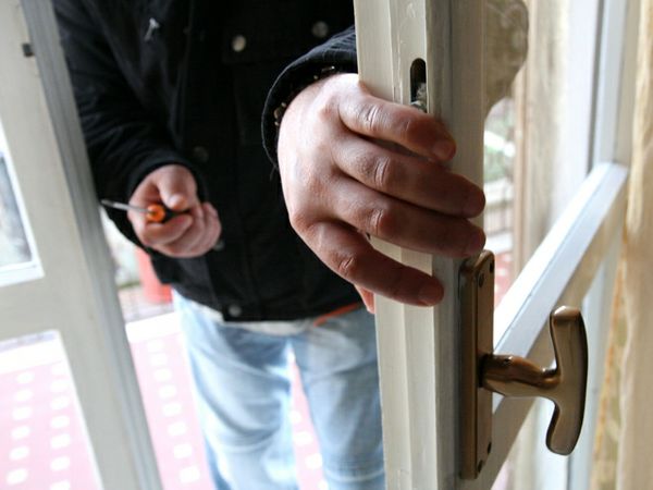 Noto, rubano bancomat a anziani: 1 denuncia