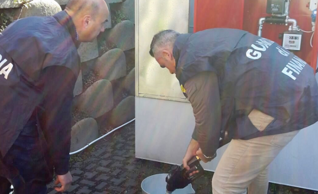 Acquistavano gasolio ad Augusta a prezzo agevolato per poi rivenderlo a nero