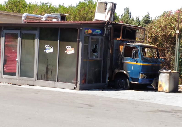 Siracusa, panineria a fuoco in via Alessandro Specchi: distrutto il mezzo